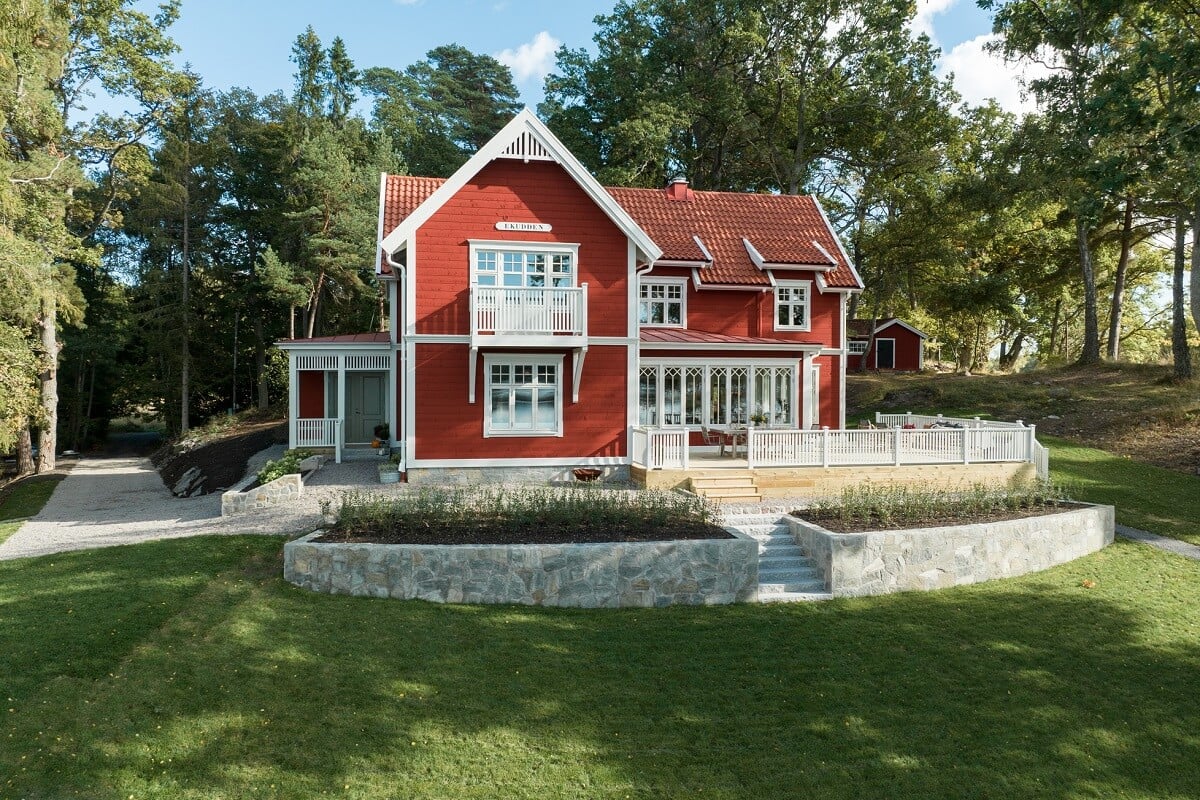 A Luxurious Archipelago Villa in Sweden 15 red-wooden-swedish-villa-nordroom