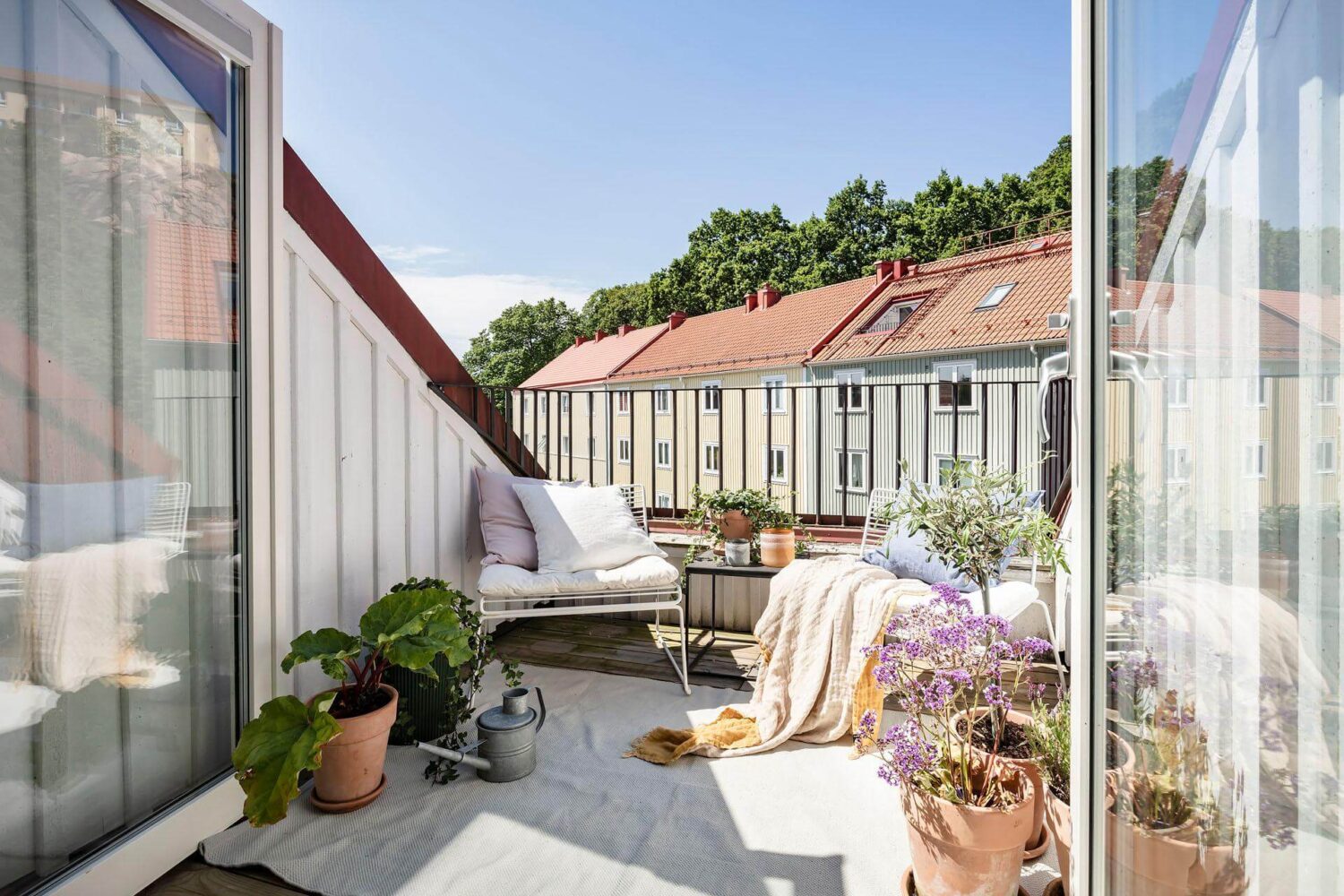 A Living Room with Pink Accents in a Light Attic Apartment 8 roof-terrace-nordic-maisonette-nordroom