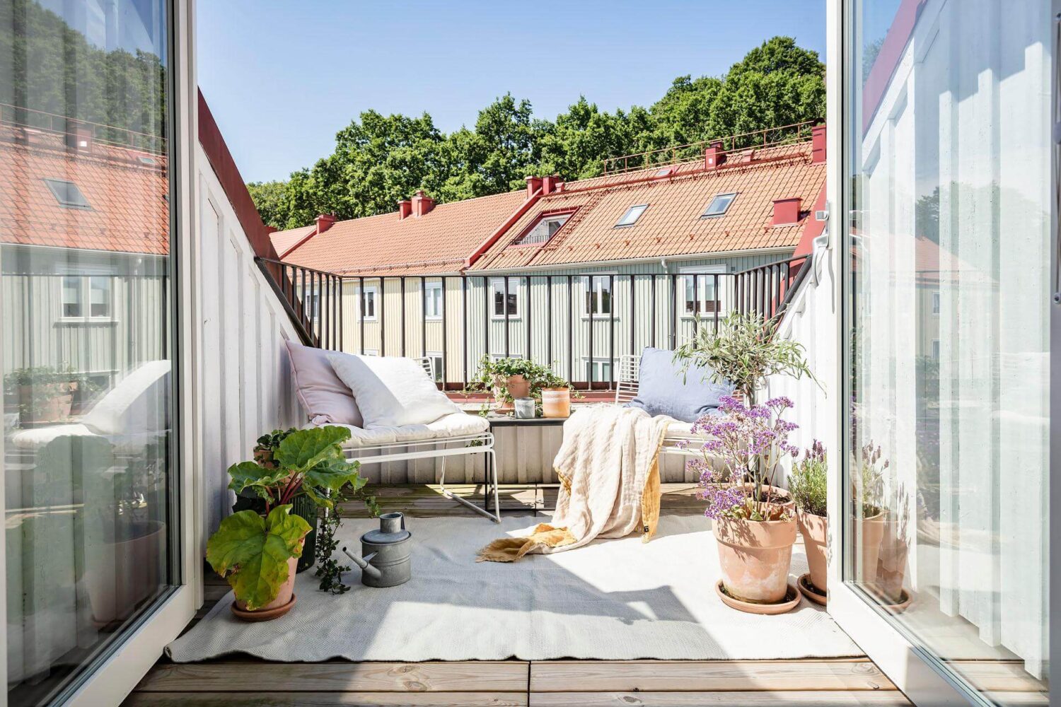 A Living Room with Pink Accents in a Light Attic Apartment 7 roof-terrace-scandinavian-attic-apartment-nordroom