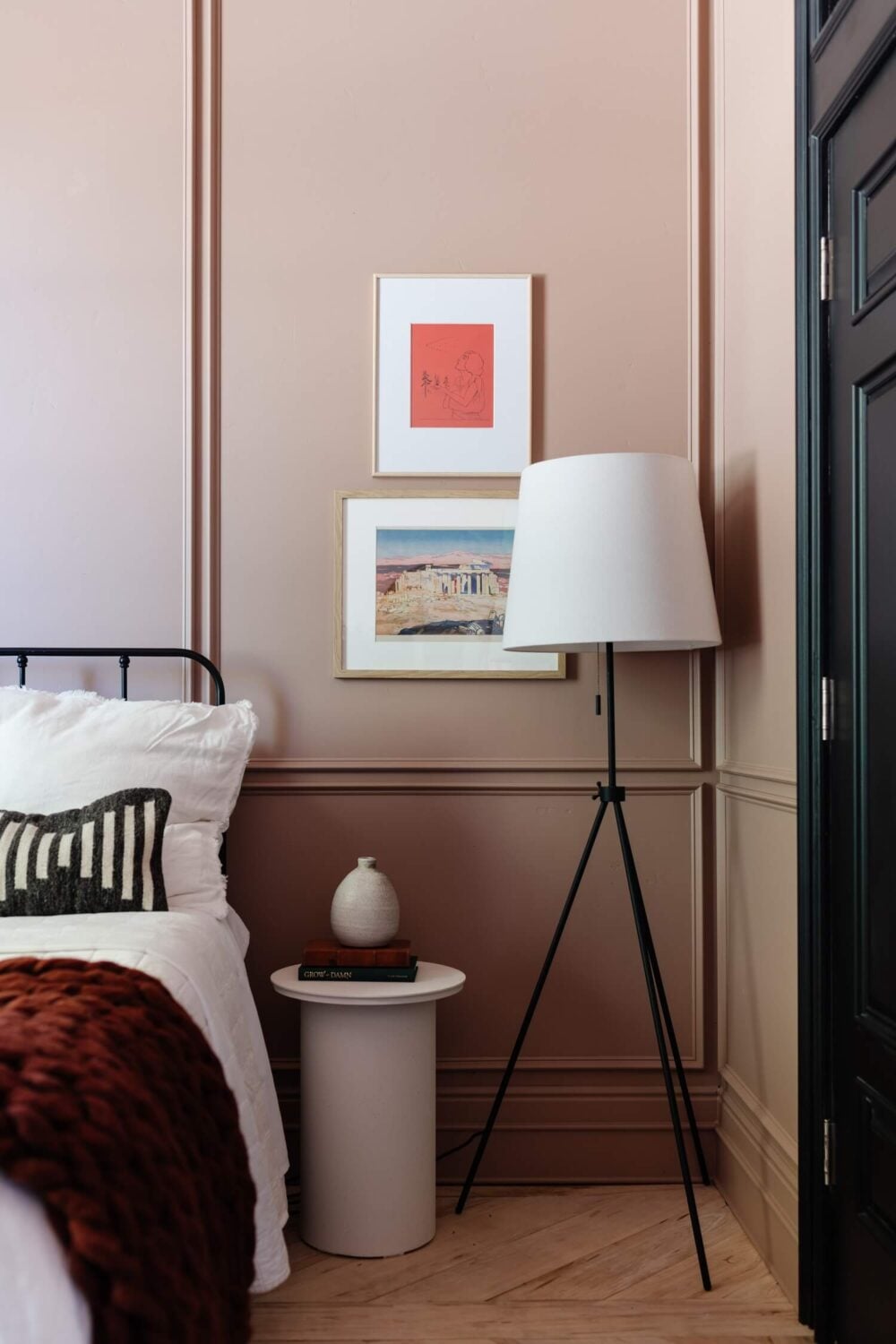 The Color Trends for 2023: Rich & Warm Natural Hues 18 sherwin-williams-redend-point-color-of-the-year-bedroom-nordroom