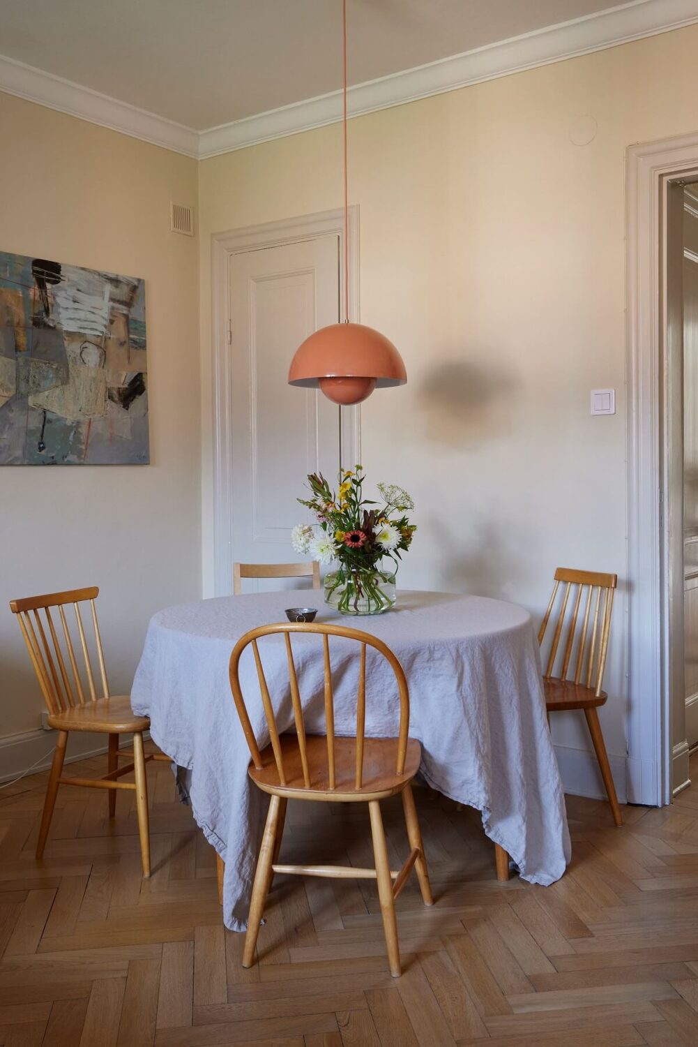 A Small Nordic Home Decorated in Warm Light Colors 5 small-living-room-round-dining-table-pink-flowerpot-pendant-nordroom