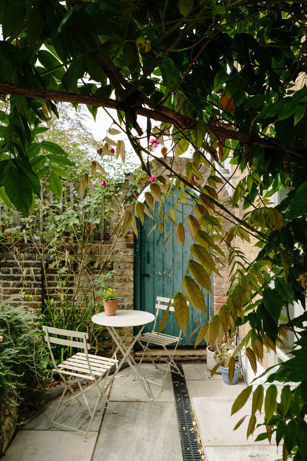 A London Home with a Cheerful Green Sitting Room 23 small-seating-area-garden-victorian-home-london-nordroom