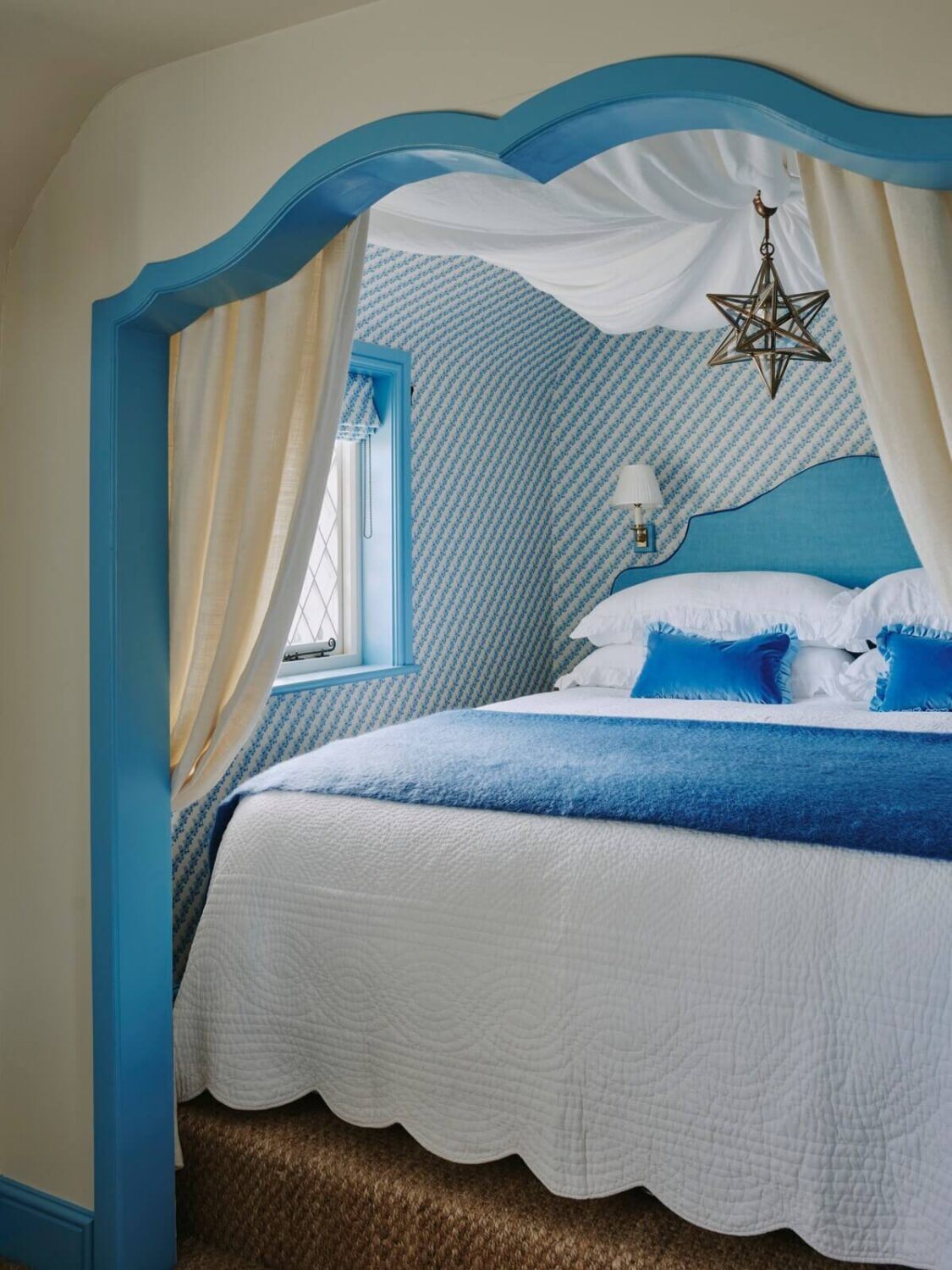 A Magical Pink Cottage in the English Countryside 9 snug-bedroom-blue-accents-wallpaper-english-cottage-nordroom