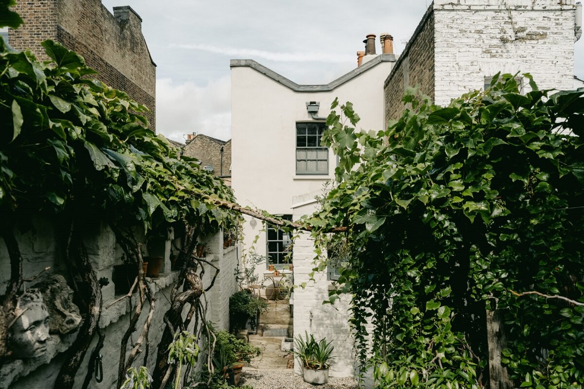 Original Features in a Regency Cottage in London 23 white-facade-garden-regency-house-london-nordroom