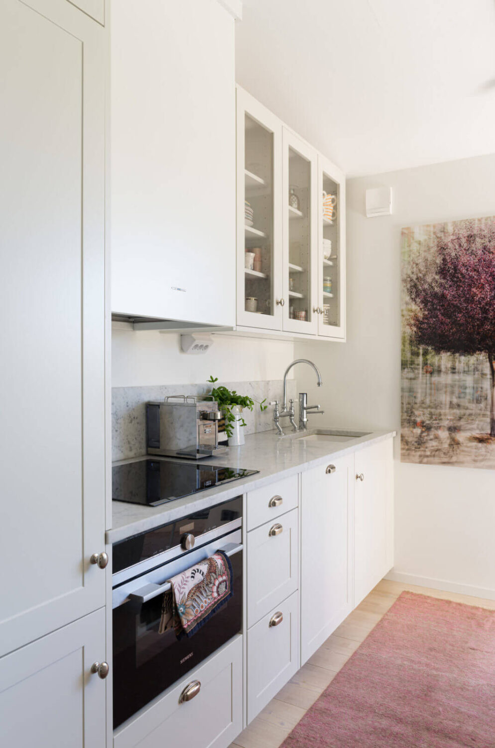 A Small Attic Apartment with Plenty of Storage 7 attic-apartment-white-kitchen-pink-rug-nordroom