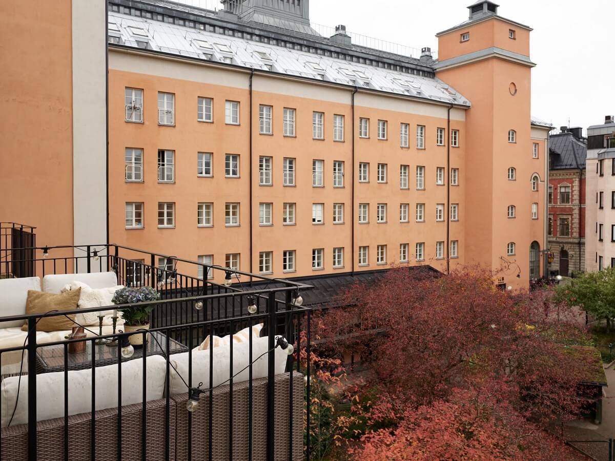 A Warm Nordic Apartment with Light Brown Walls 26 balcony-courtyard-apartment-stockholm-nordroom
