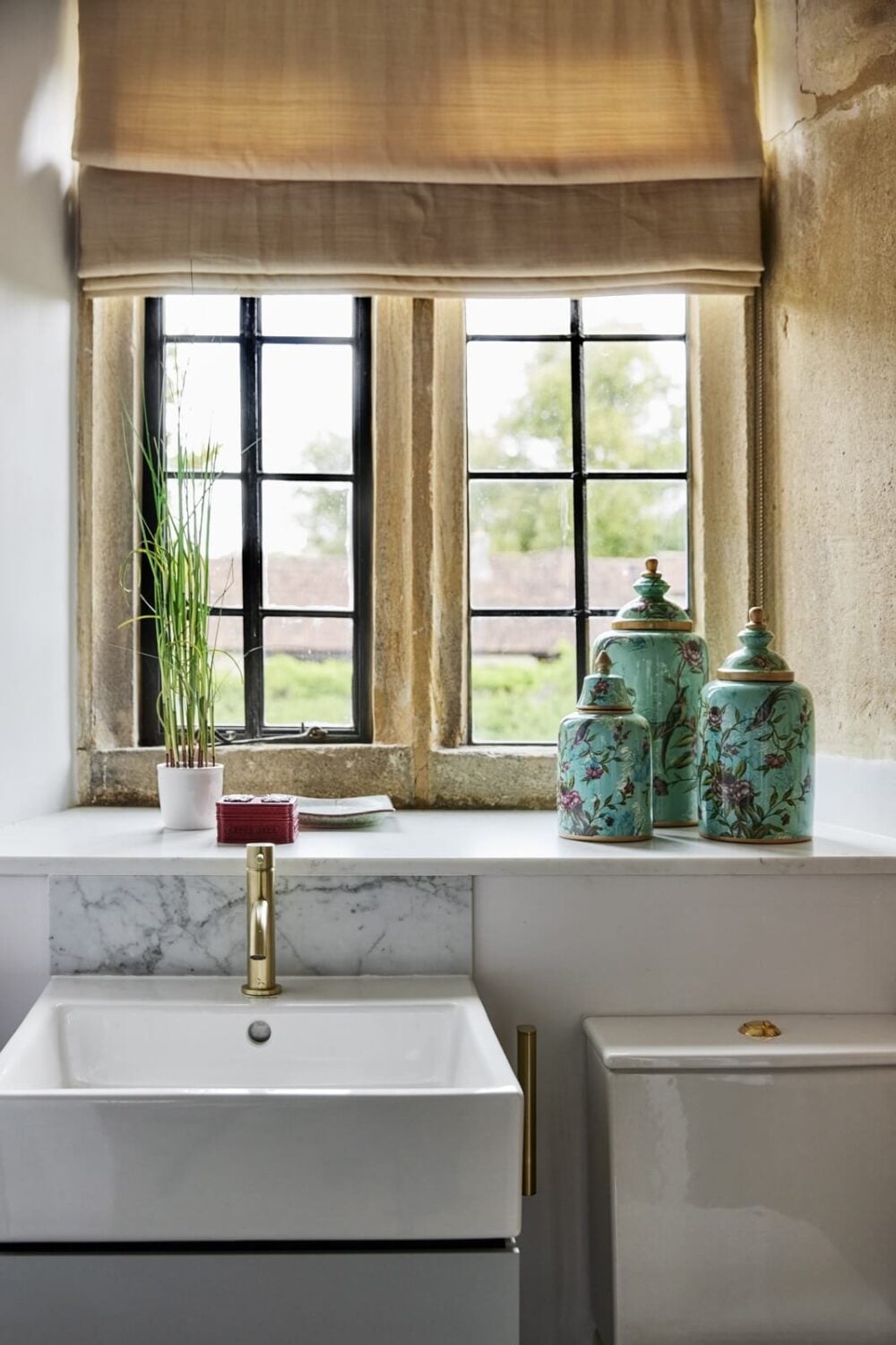 A Restored Elizabethan Manor House in England 17 bathroom-historic-house-england-nordroom