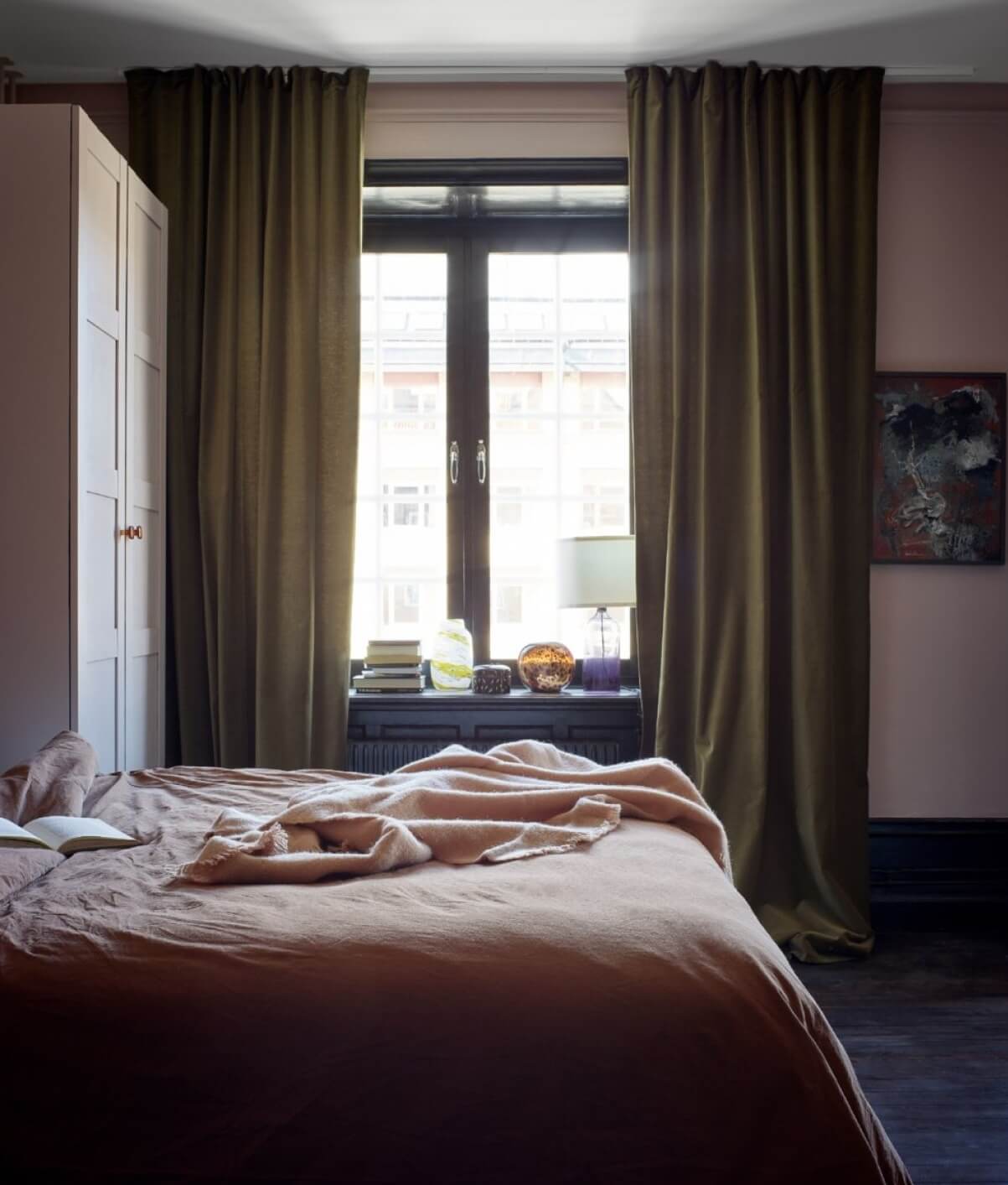 A Colorful Nordic Apartment with Dusty Pink Walls 11 bedroom-pink-walls-dark-floor-nordroom