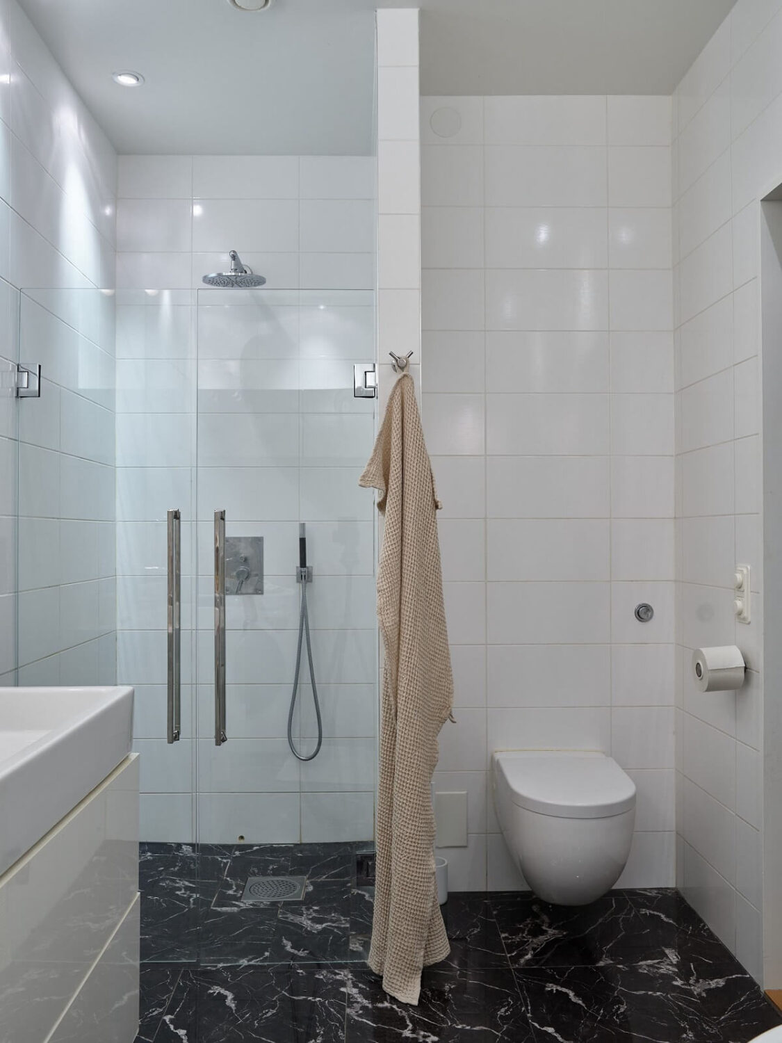 A Warm Nordic Apartment with Light Brown Walls 21 black-white-bathroom-scandinavian-apartment-nordroom