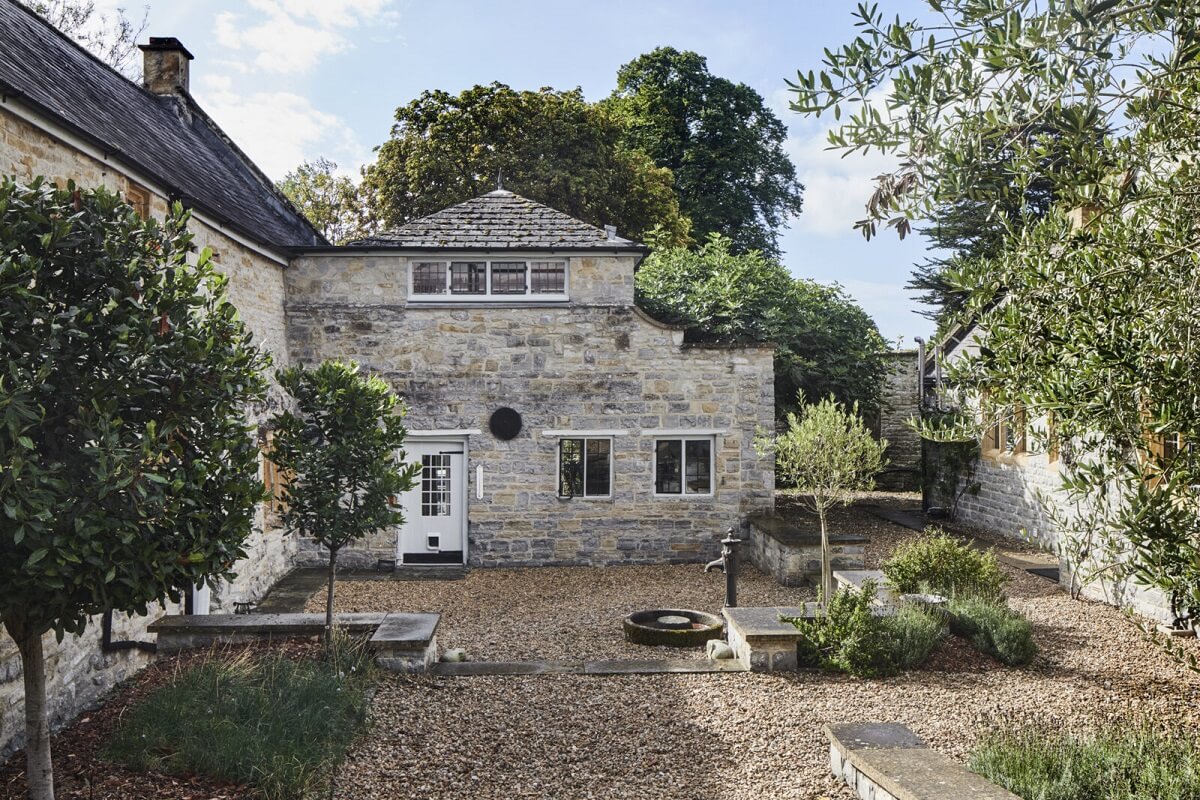 A Restored Elizabethan Manor House in England 20 courtyard-garden-historic-house-england-nordroom