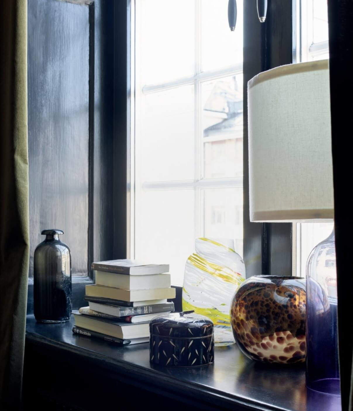 A Colorful Nordic Apartment with Dusty Pink Walls 12 deep-windowsills-living-room-detail-nordroom