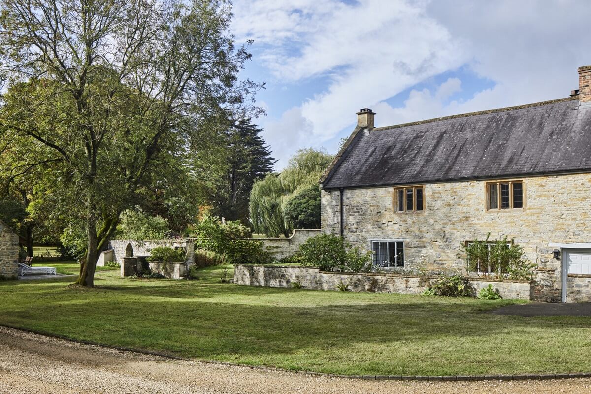 A Restored Elizabethan Manor House in England 22 exterior-historic-house-england-nordroom