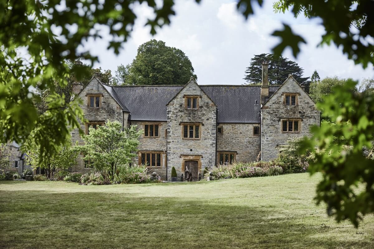 A Restored Elizabethan Manor House in England 24 exterior-manor-house-elizabethan-architecture-nordroom