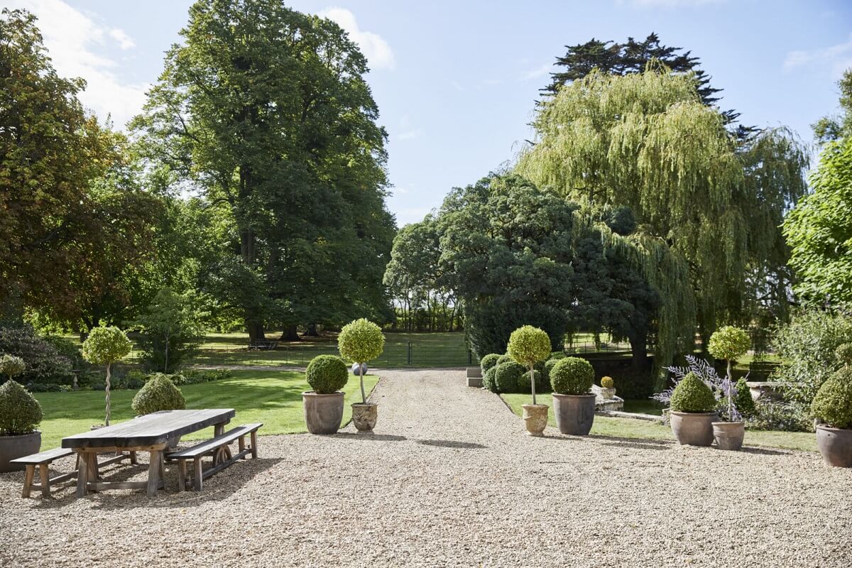 A Restored Elizabethan Manor House in England 23 garden-terrace-elizabethan-house-england-nordroom