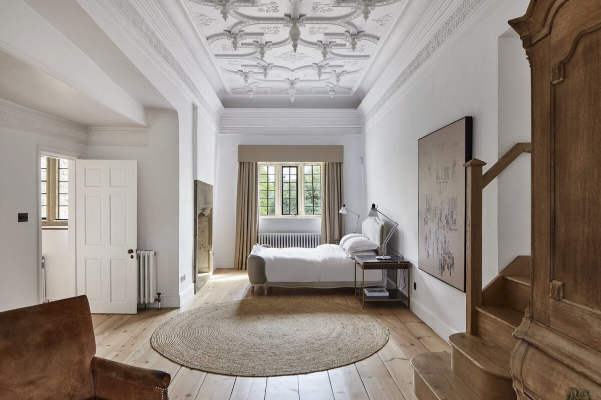 A Restored Elizabethan Manor House in England 12 grand-master-ensuite-ornate-ceiling-historic-house-nordroom