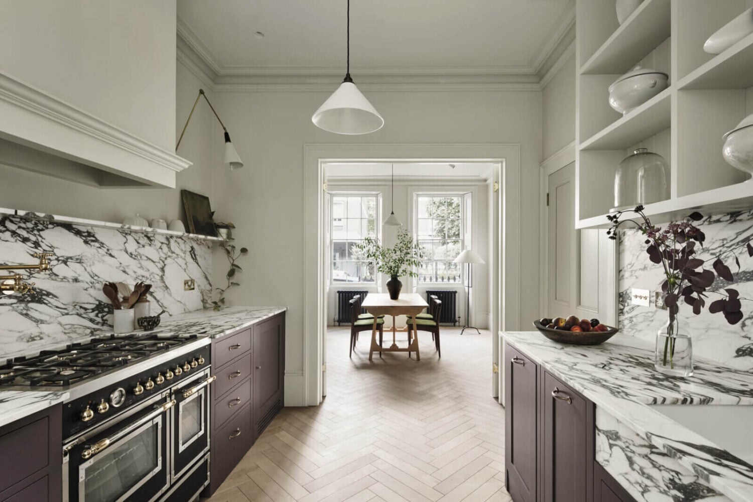 A Stylish Regency Townhouse in London 5 kitchen-dining-room-marble-open-cabinets-bertazzoni-range-cooker-nordroom