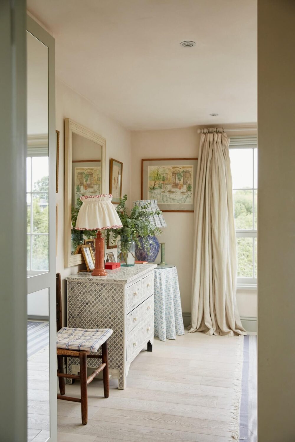 A Colorful Eclectic House Designed by Alice Palmer 16 light-bedroom-vintage-eclectic-design-nordroom
