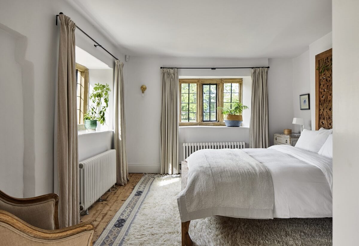 A Restored Elizabethan Manor House in England 14 light-bedroom-wooden-floor-historic-house-nordroom