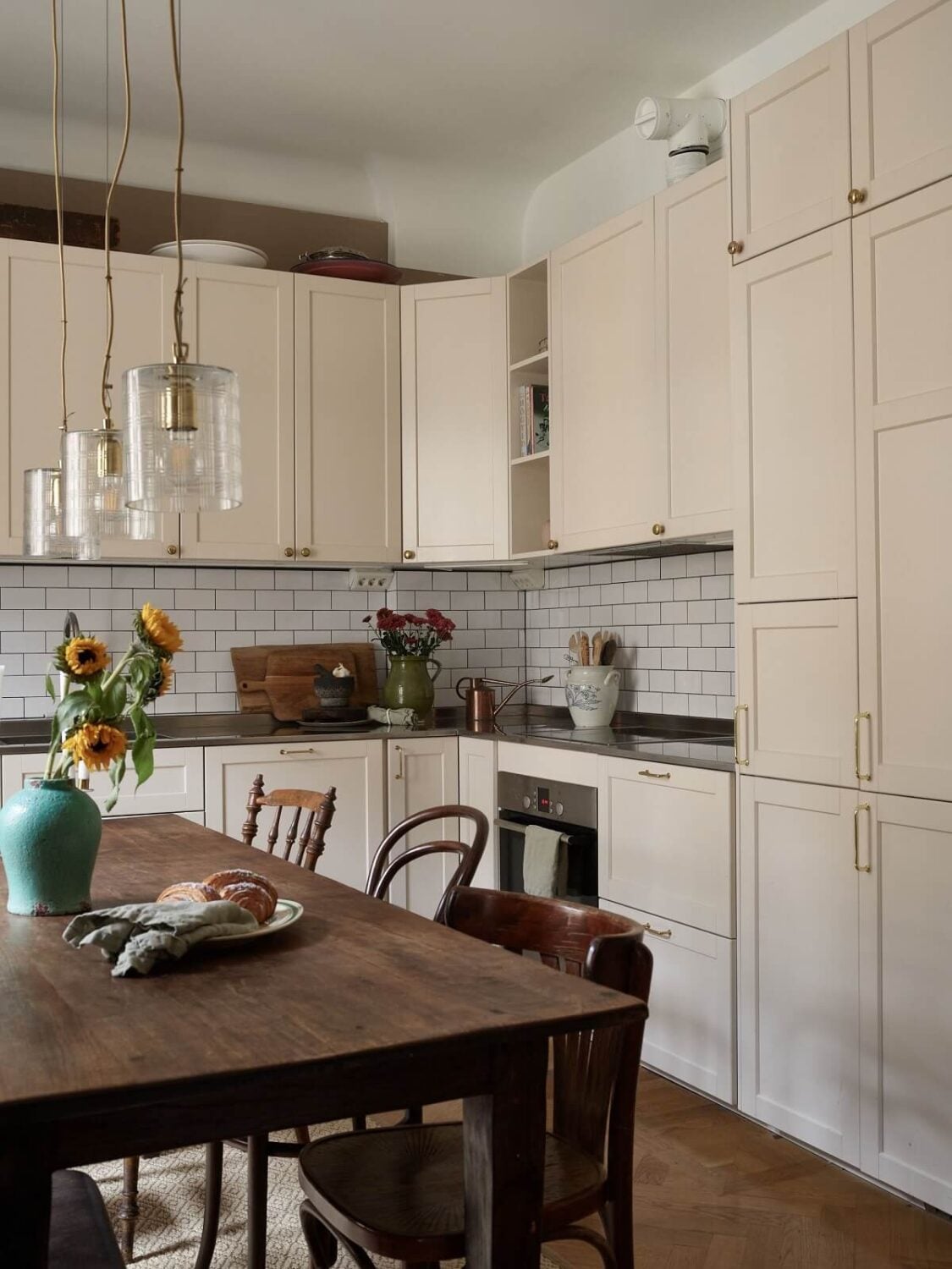 A Warm Nordic Apartment with Light Brown Walls 11 light-kitchen-wooden-table-mix-and-match-chairs-nordroom