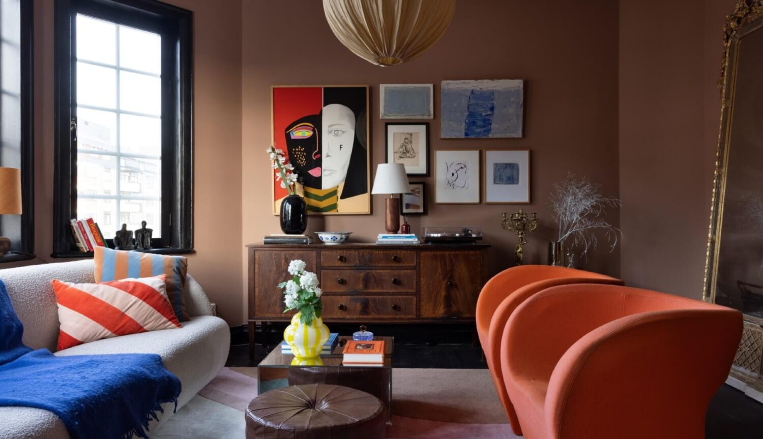 A Colorful Nordic Apartment with Dusty Pink Walls 2 living-room-dusty-pink-walls-black-window-trimmings-colorful-furniture-nordroom
