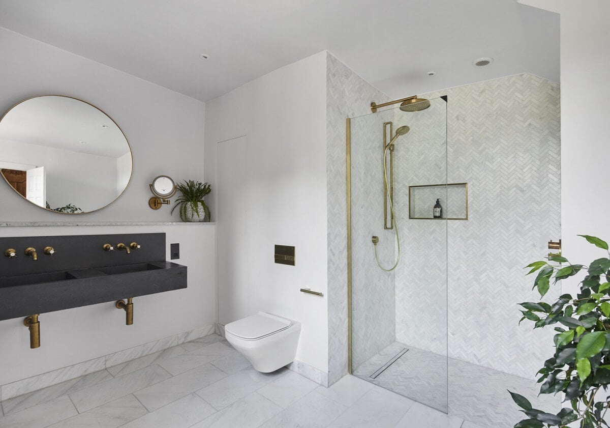 A Restored Elizabethan Manor House in England 15 modern-bathroom-round-mirror-walk-in-shower-historic-house-nordroom