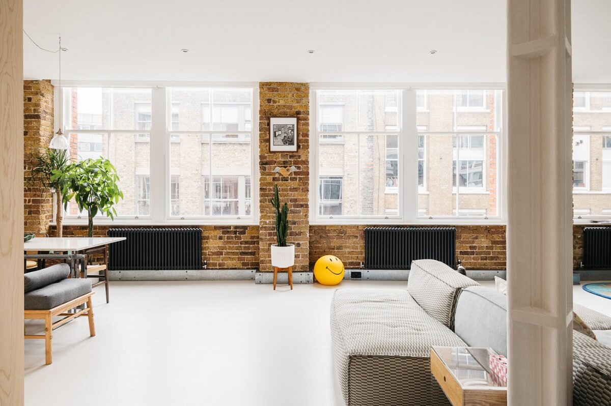 A Modern Apartment with Exposed Brick Walls and Color Accents 9 modern-open-plan-warehouse-apartment-london-nordroom