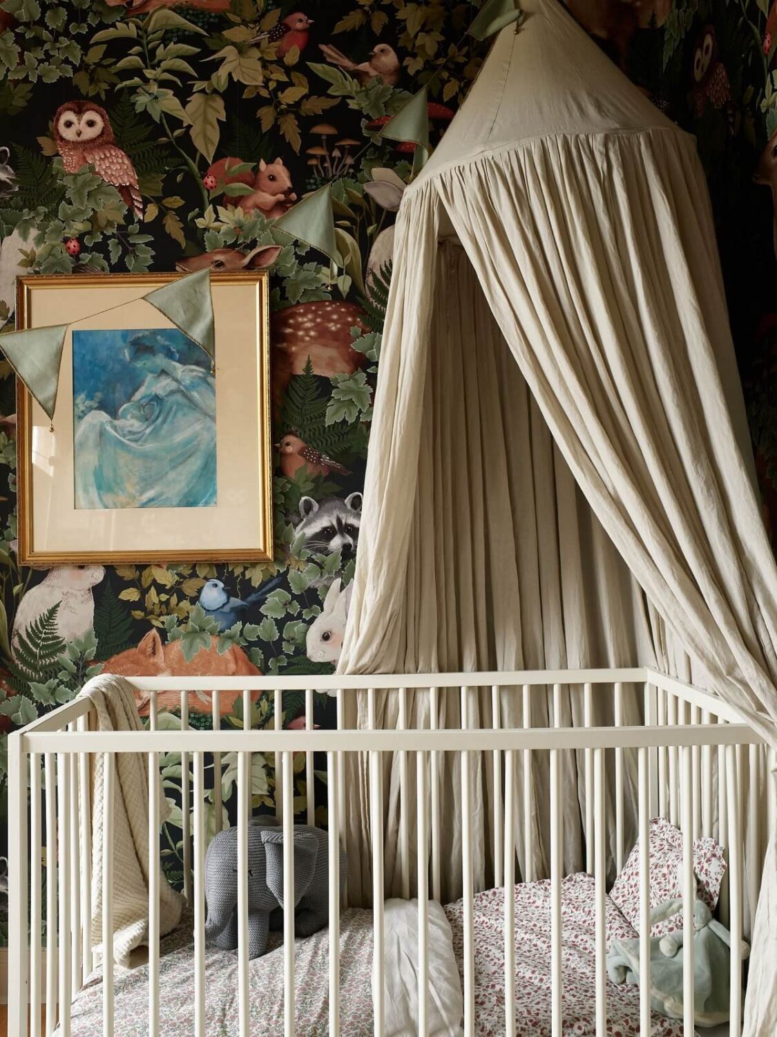 26 Children's Bedrooms Decorated with Animal Wallpaper 15 nurdery-woodland-jimmy-cricket-wallpaper-nordroom
