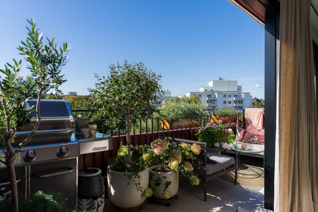 A Small Attic Apartment with Plenty of Storage 18 rooftop-terrace-sliding-doors-plants-nordroom