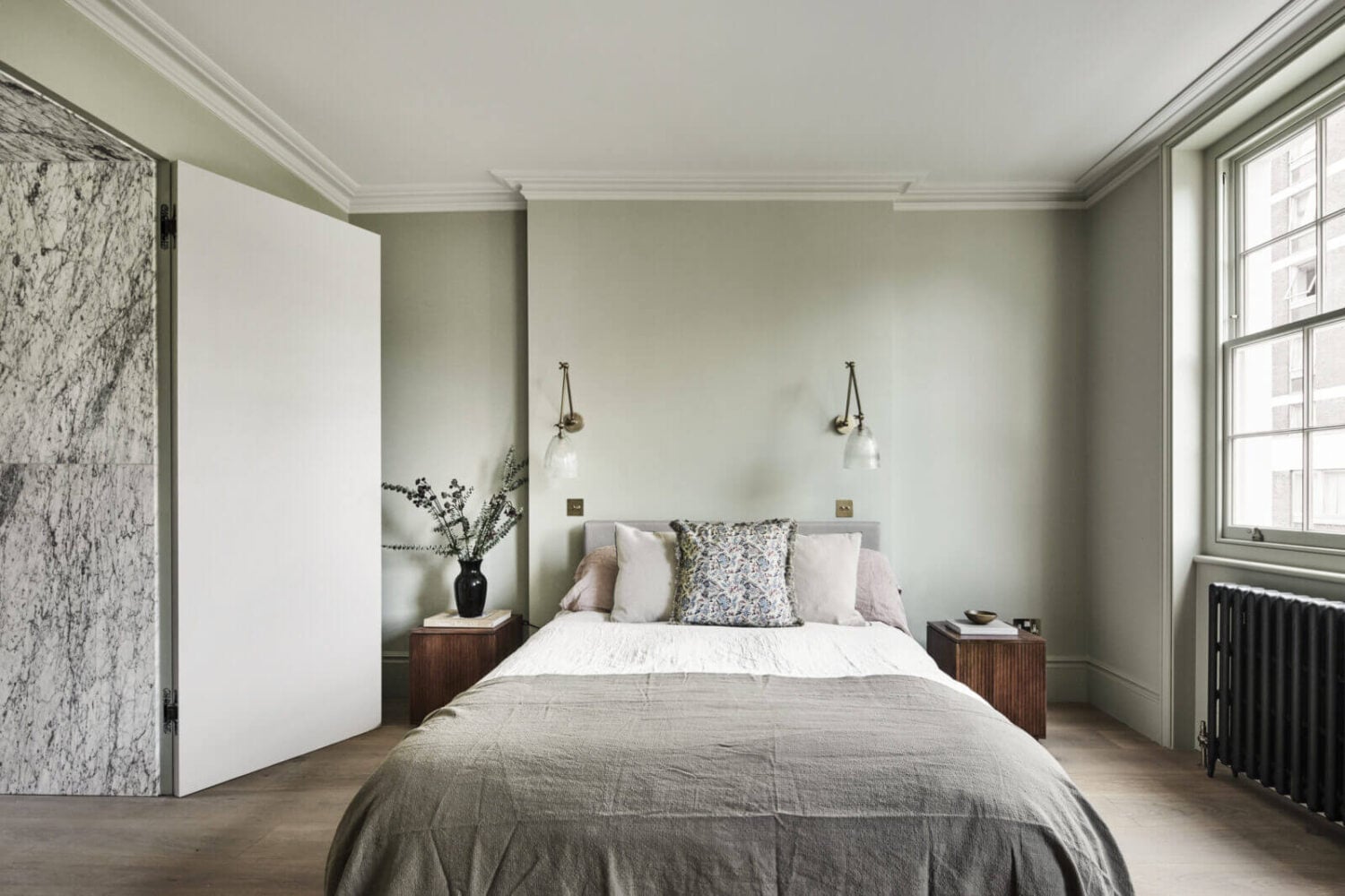 A Stylish Regency Townhouse in London 16 serene-bedroom-light-gray-walls-townhouse-london-nordroom