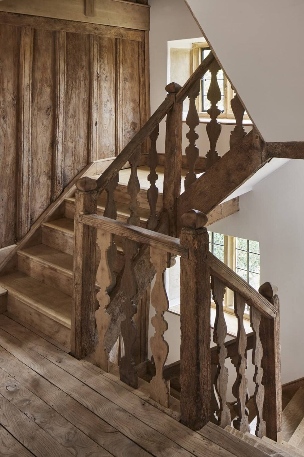A Restored Elizabethan Manor House in England 11 wooden-staircase-elizabethan-historic-house-england-nordroom