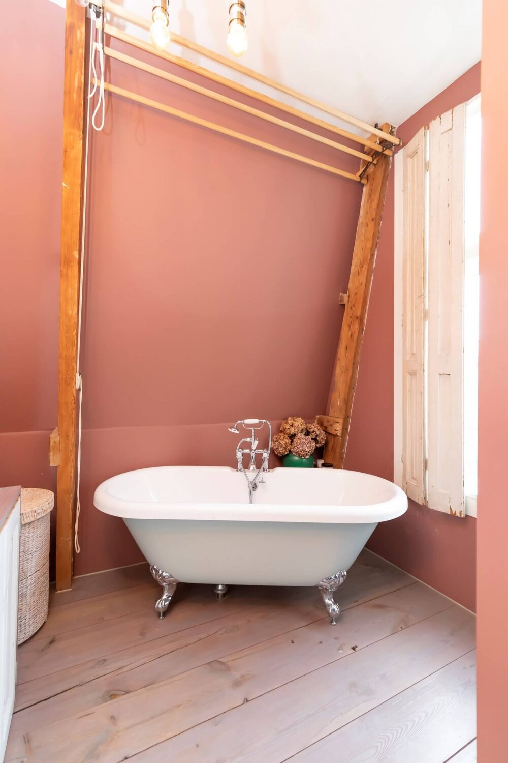 89 Pink Bathroom Ideas: From Hot Pink Walls to Blush Tiles 89 bathroom-freestanding-bath-earthy-pink-walls-nordroom
