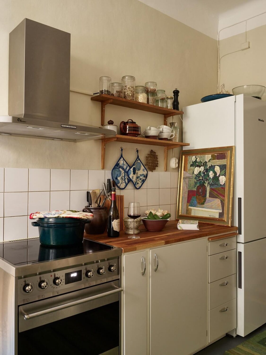 A Charming Vintage Apartment in Stockholm 10 beige-walls-vintage-style-kitchen-nordroom