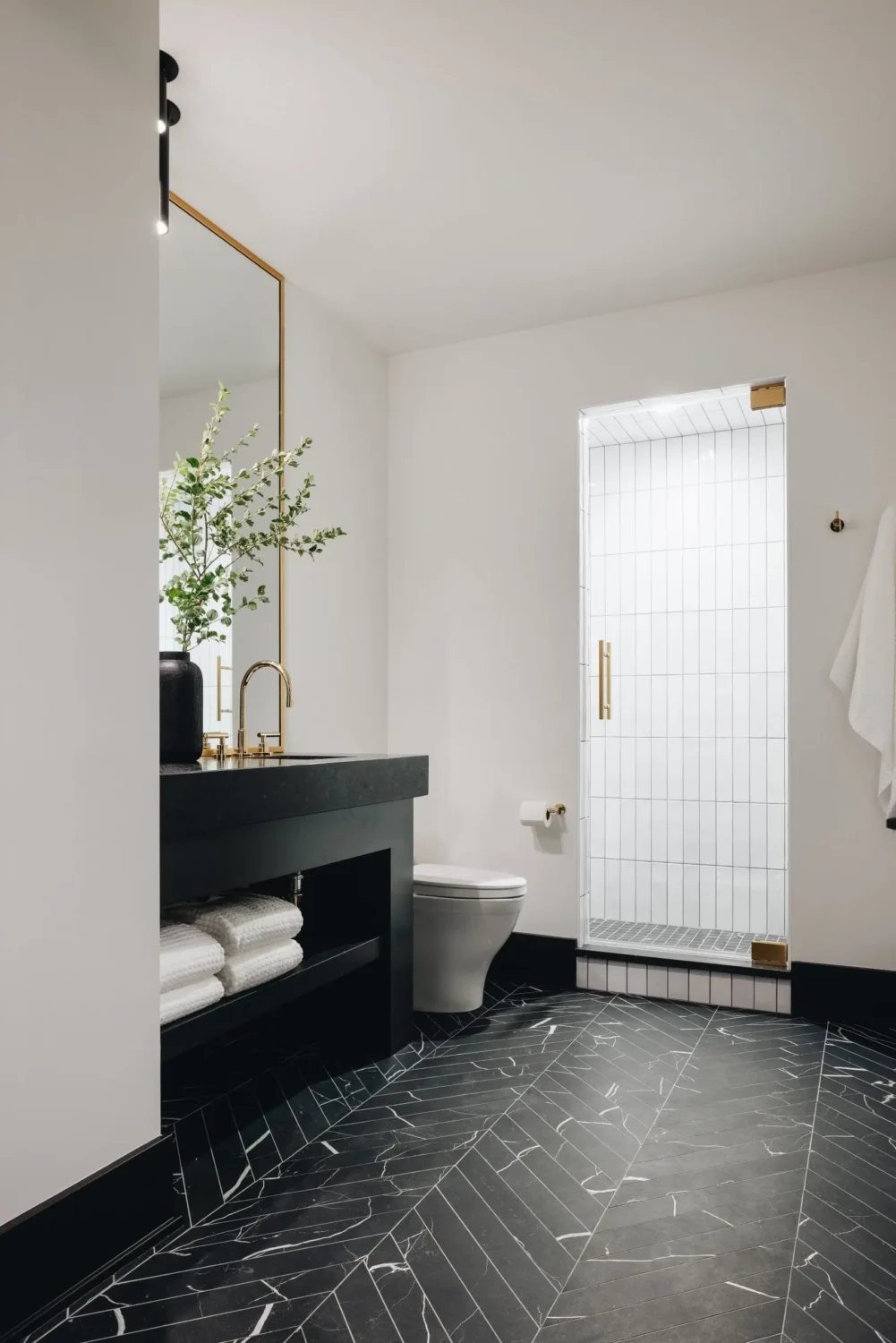 Herringbone vs. Chevron Flooring Patterns: Differences & Inspiration 38 black-white-bathroom-marble-floor-tiles-chevron-pattern-nordroom