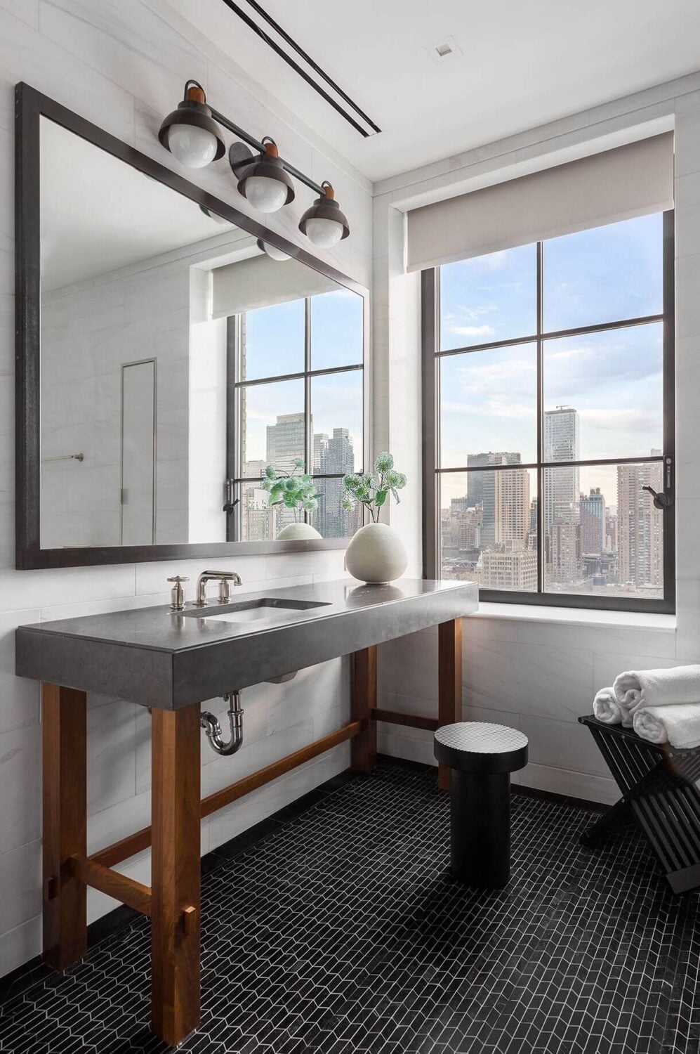Trevor Noah Sells His Manhattan Penthouse with Roof Terrace 22 black-white-bathroom-penthouse-trevor-noah-nordroom