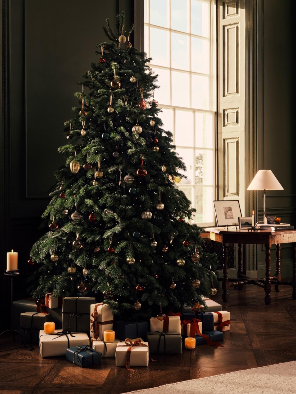 Zara Home Christmas 2022: An Elegant Holiday Season 3 classic-christmas-tree-english-country-estate-nordroom