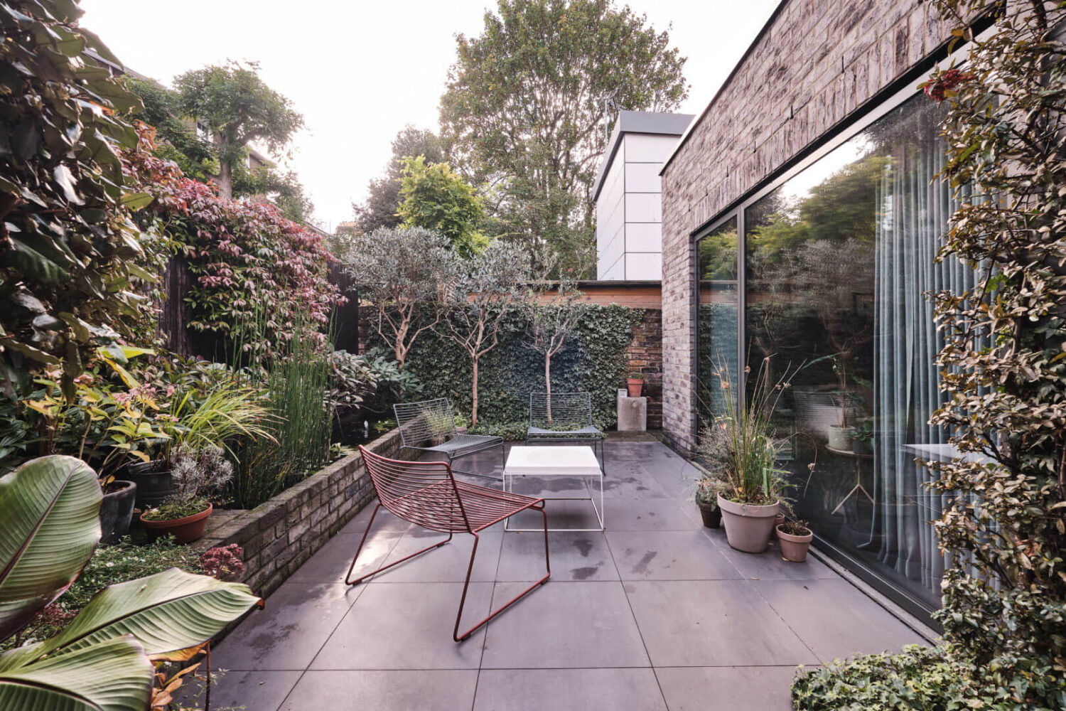 A Modern Award Winning House in London 21 courtyard-garden-modern-london-home-nordroom