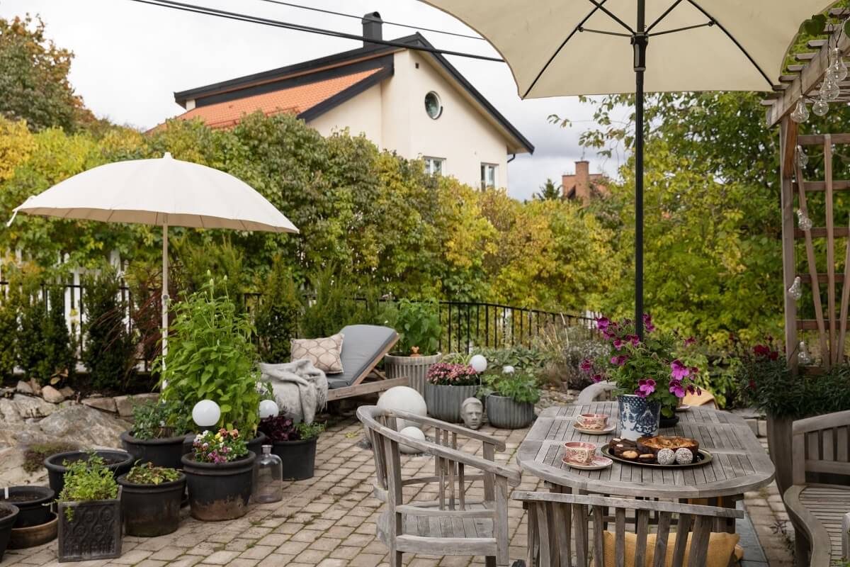 A Scandinavian Home with Purple Color Accents 28 cozy-garden-swedish-home-purple-accents-nordroom