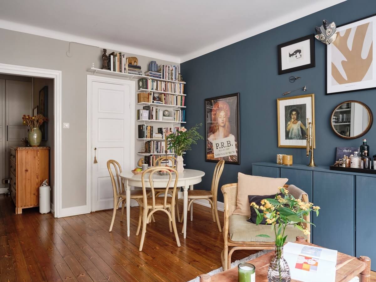 A Small Nordic Home with Dark Blue Accent Walls 4 dark-blue-accent-wall-living-room-bookshelves-art-nordroom