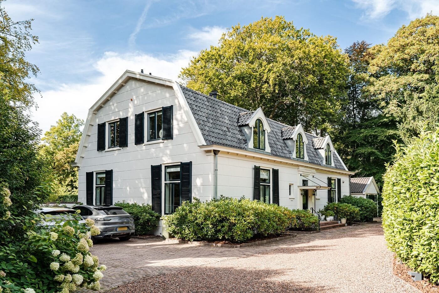 A Luxurious Dutch Villa in a Former Carriage House 36 dutch-villa-white-exterior-former-carriage-house-nordroom