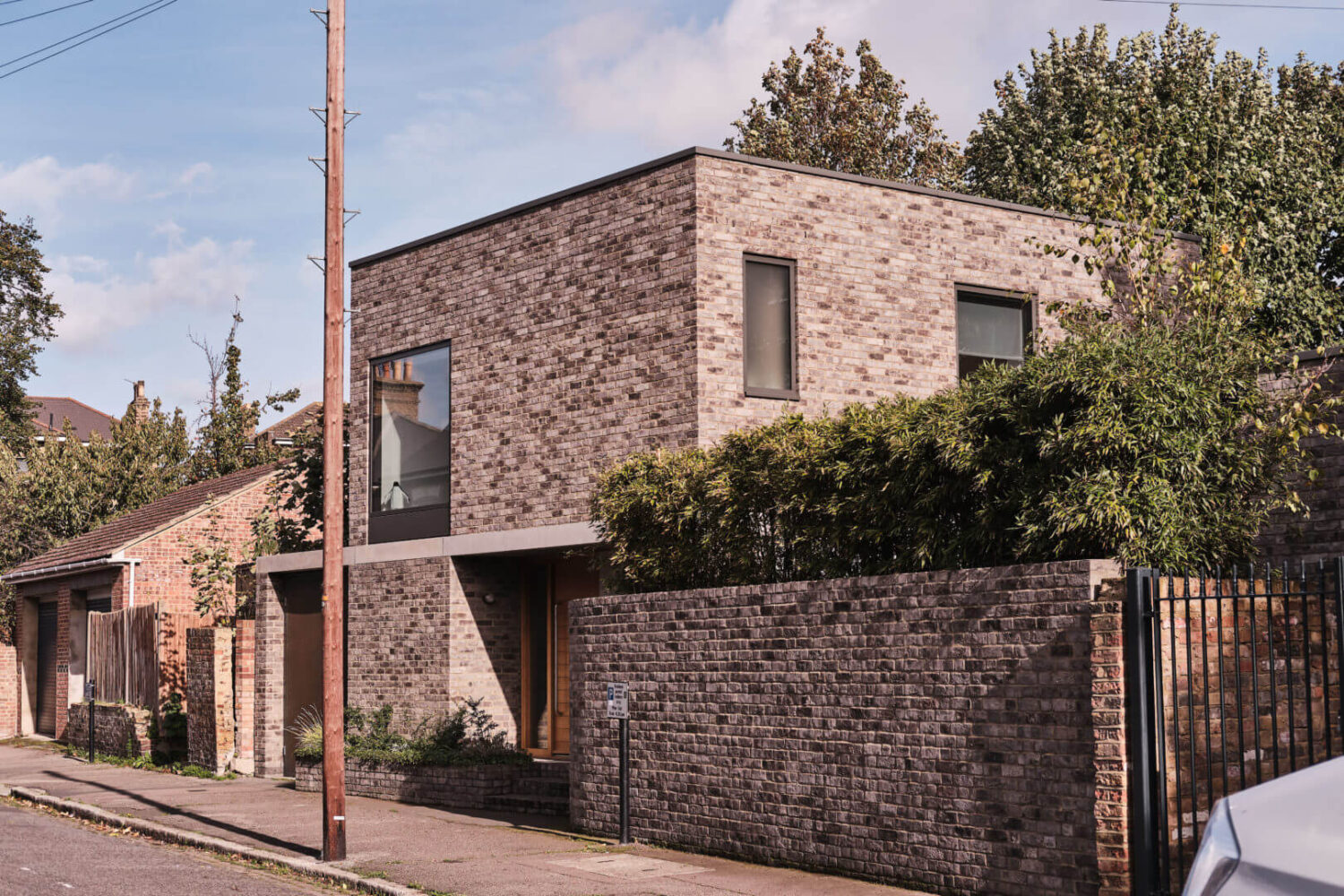 A Modern Award Winning House in London 28 exterior-bright-modern-london-home-nordroom