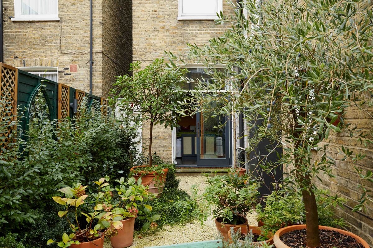 A Charming Antique Apartment in London with a Garden 20 exterior-garden-terrace-house-nordroom