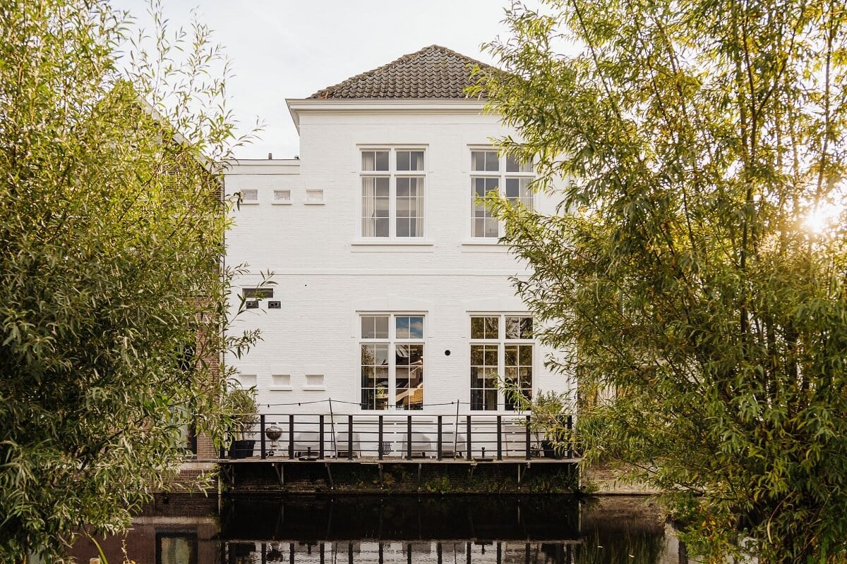 A Unique Black and White Home in a Former School Building 41 exterior-white-facade-canal-terrace-nordroom