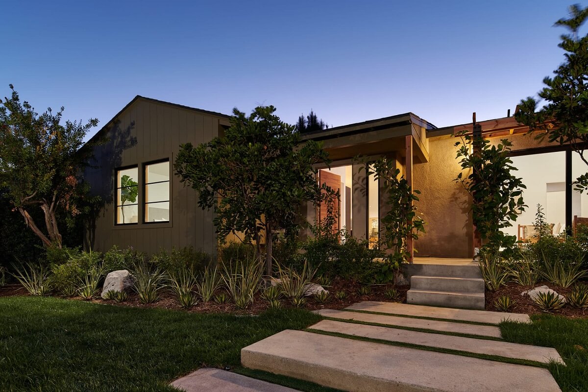 A Stylish Los Angeles Bungalow Renovated by a Designer 26 facade-los-angeles-bungalow-at-night-nordroom