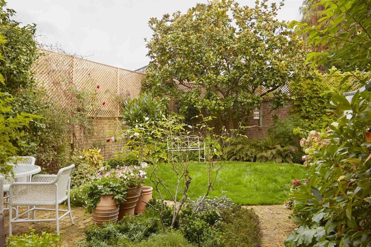 A Charming Arts and Crafts Cottage in the English Countryside 20 garden-cottage-english-countryside-nordroom