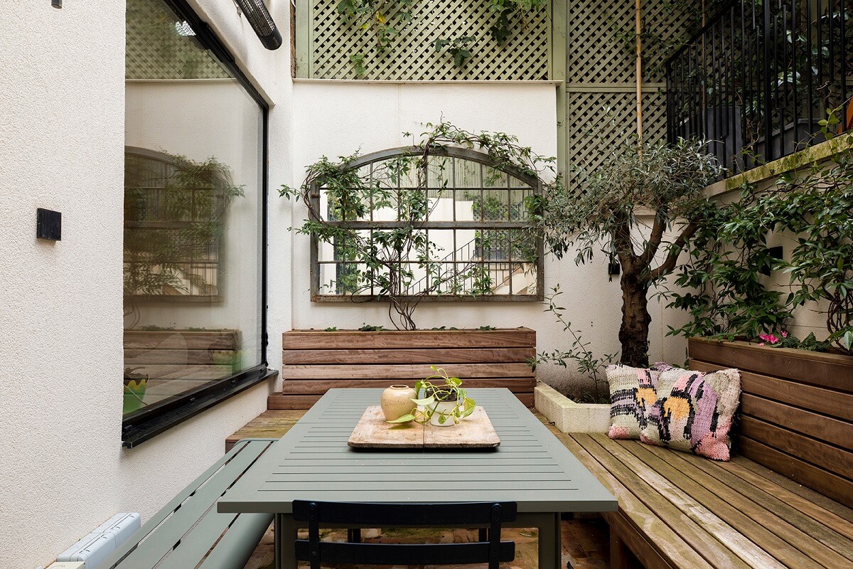A Unique Colorful Family Home in London 19 garden-dining-area-colorful-family-home-london-nordroom