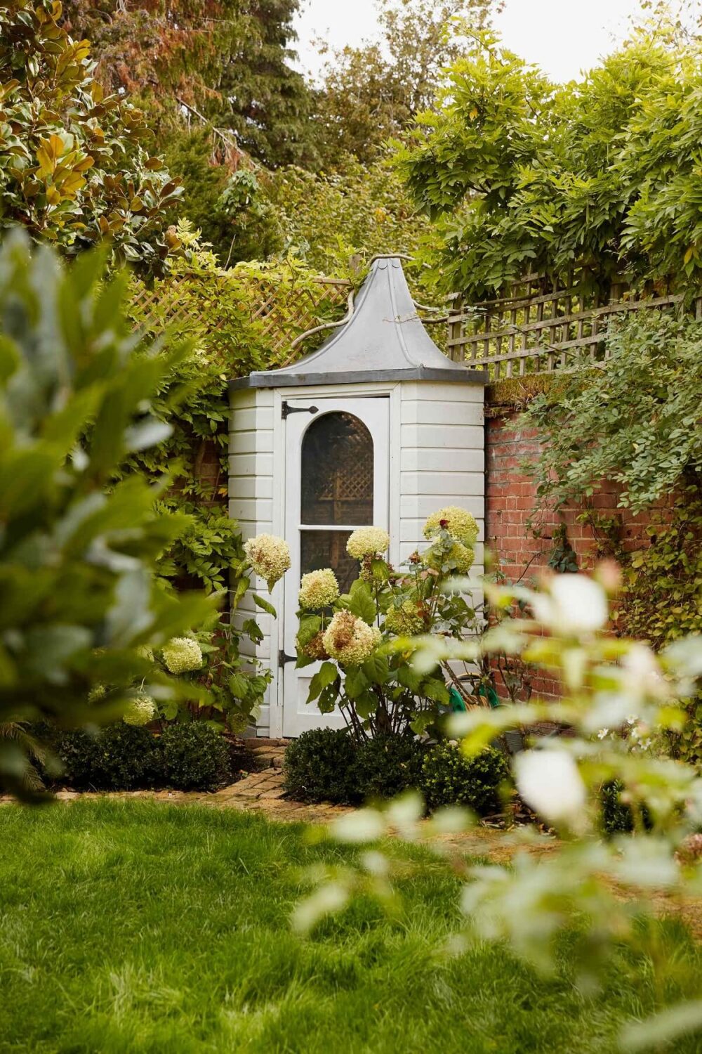 A Charming Arts and Crafts Cottage in the English Countryside 19 green-cottage-garden-england-nordroom