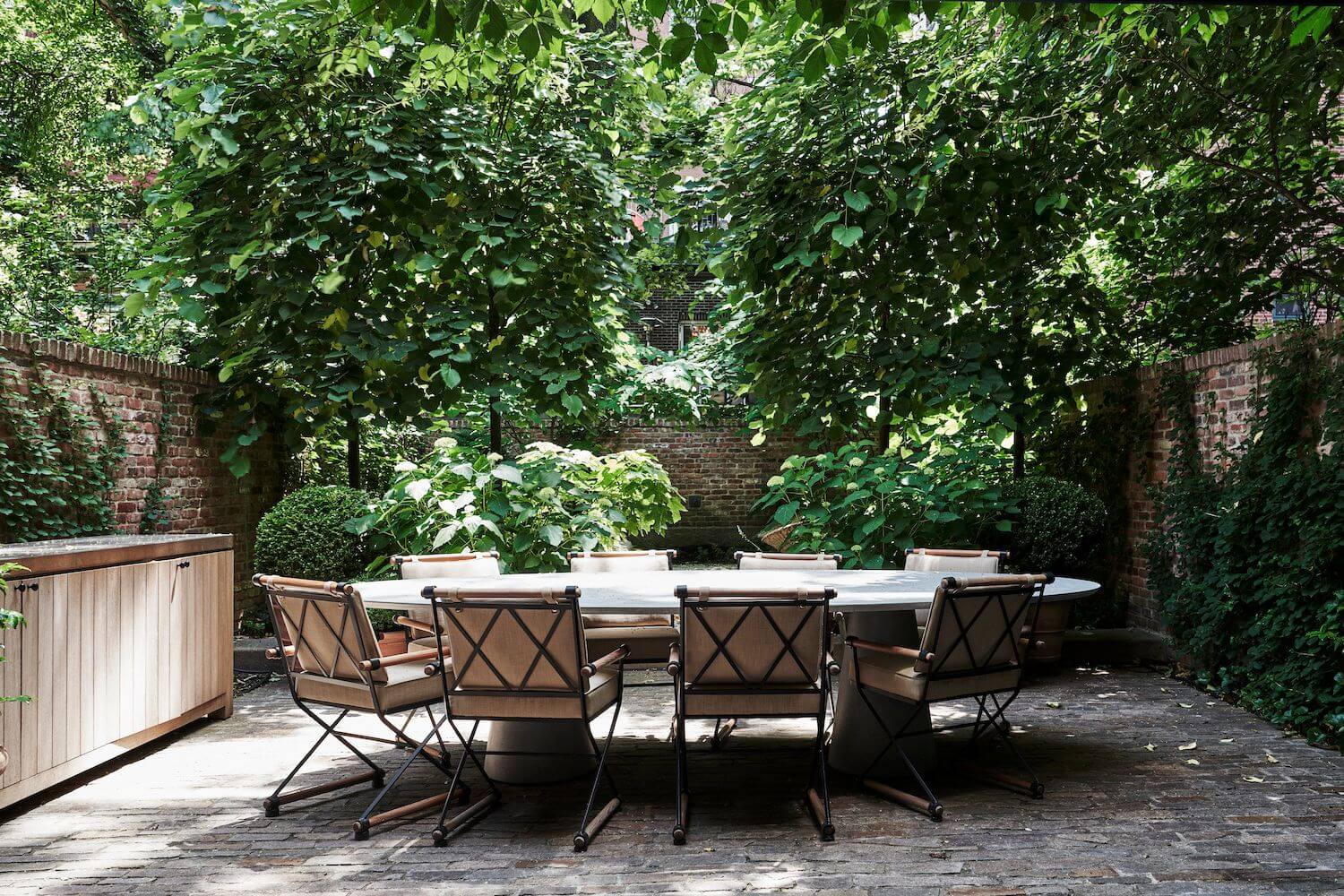 A Classic West Village Townhouse with Garden 13 green-garden-dining-area-manhattan-townhosue-nordroom