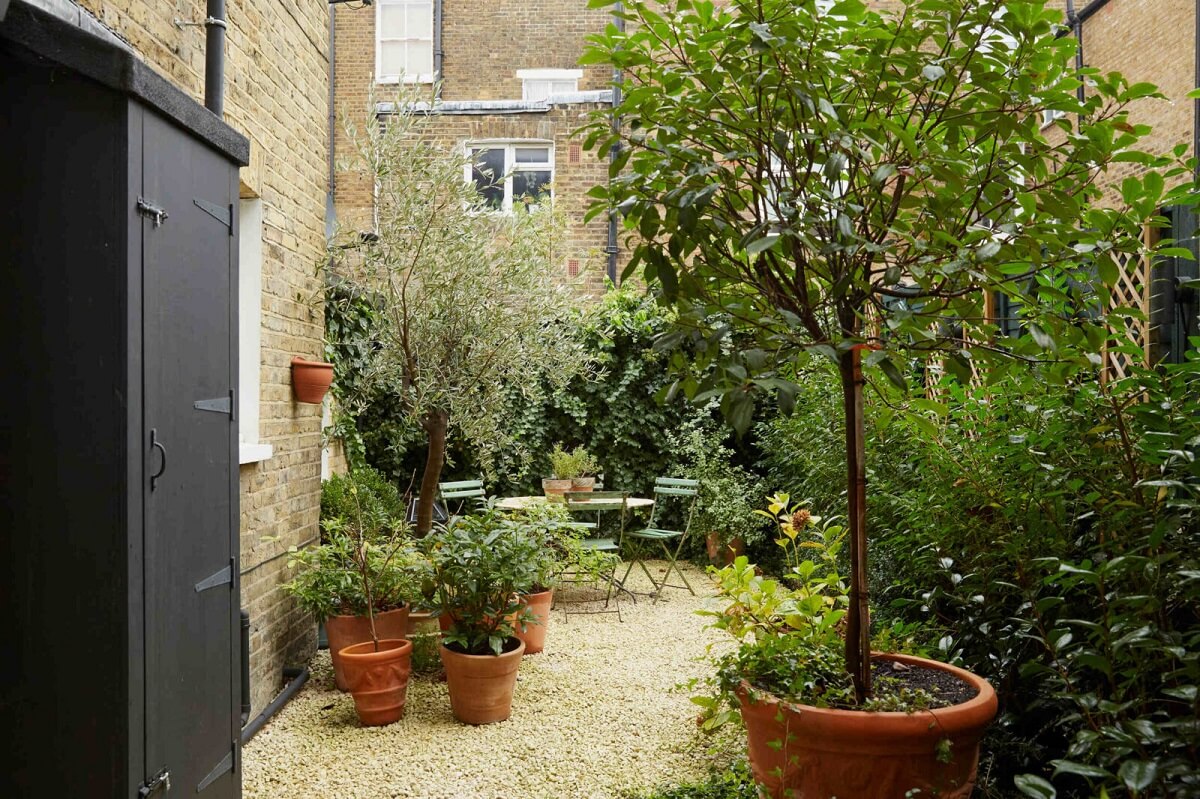 A Charming Antique Apartment in London with a Garden 18 green-garden-terrace-england-victorian-nordroom