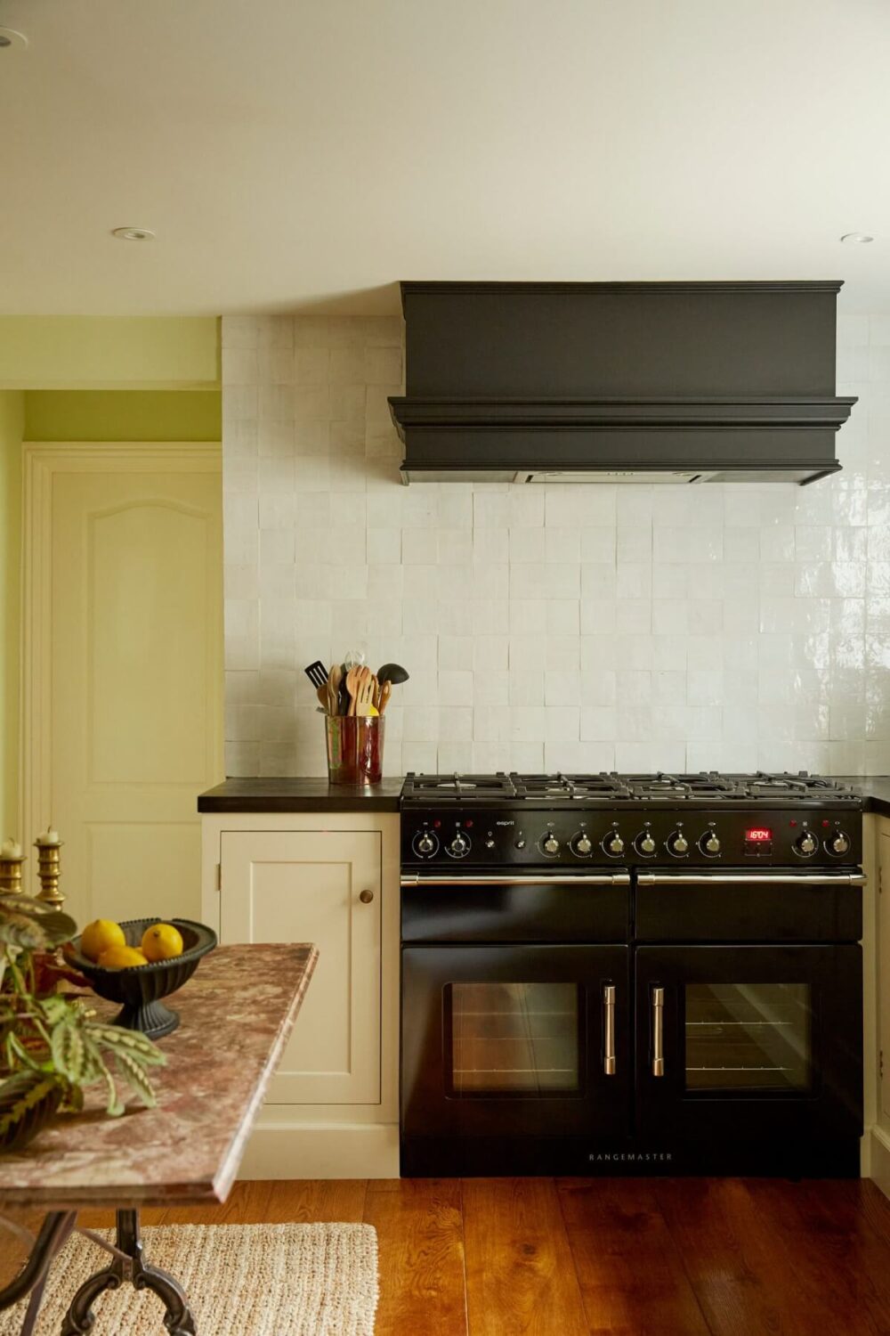 A Charming Antique Apartment in London with a Garden 9 kitchen-antique-apartment-england-nordroom