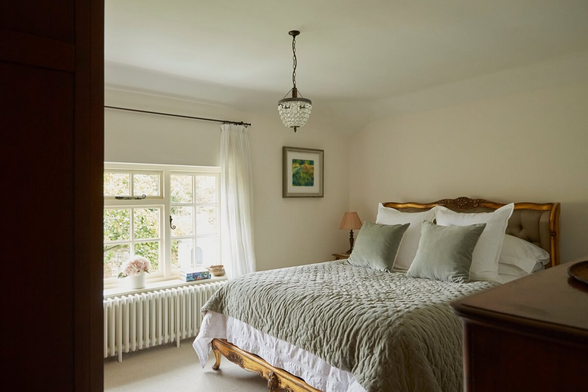 A Charming Arts and Crafts Cottage in the English Countryside 13 light-master-bedroom-vintage-bed-nordroom